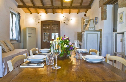 Montalcino Villa | Cosy apartment in villa with WIFI, pool, TV, terrace, pets allowed and panoramic view