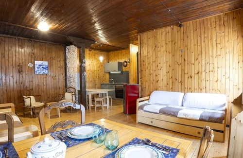 Campodolcino Apartment | Cosy apartment for 4 people with WIFI, TV, pets allowed and parking