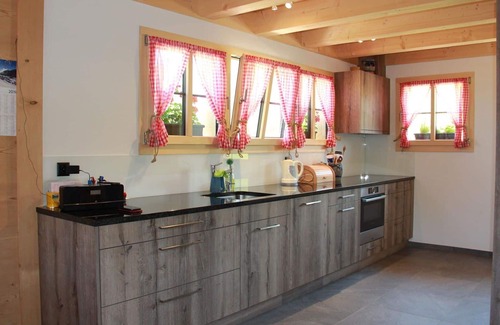 Lenk Apartment | Cosy apartment for 10 people with TV and balcony