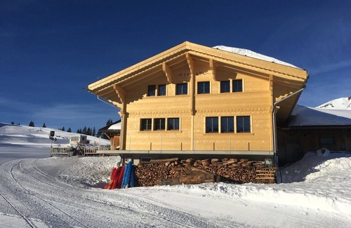Lenk Apartment | Cosy apartment for 10 people with TV and balcony