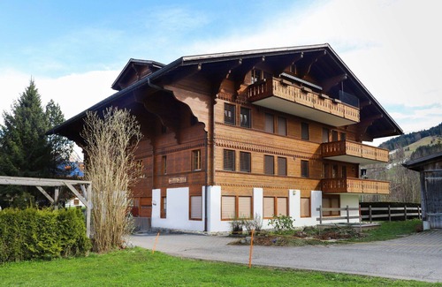 Saanen Apartment | Cosy apartment for 12 people with WIFI, TV and terrace