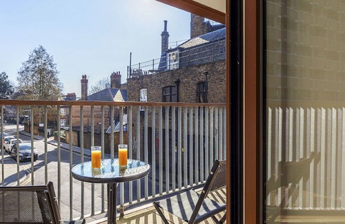 Haggerston Apartment | Cosy apartment for 2 people with WIFI and TV
