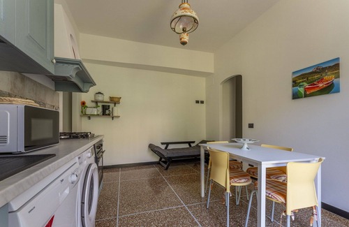 Uscio Apartment | Cosy apartment for 4 guests with WIFI, A/C, TV, balcony and pets allowed, close to Portofino