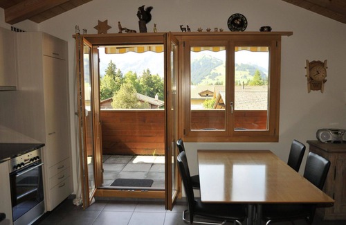 Adelboden Apartment | Cosy apartment for 5 people with WIFI, TV and balcony