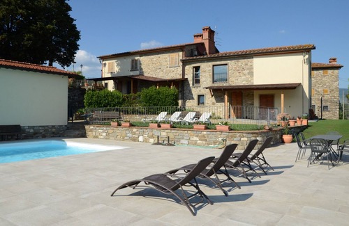 Capolona Apartment | Cosy apartment for 6 guests with WIFI, pool, TV and pets allowed, close to Arezzo