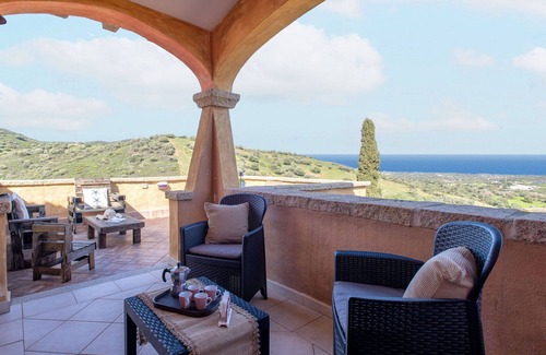 Schifoni Apartment | Cosy apartment for 6 guests with A/C, WIFI, TV, patio and pets allowed