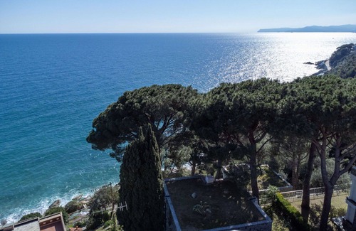 Varazze Apartment | Cosy apartment for 6 people with WIFI, hot tub, A/C, TV, terrace, pets allowed and parking
