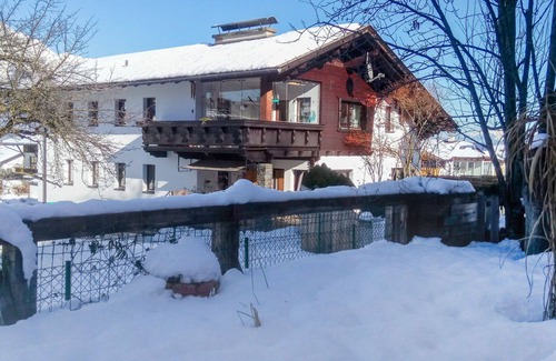 Axams Apartment | Cosy apartment for 7 guests with WIFI, TV, balcony, pets allowed and panoramic view
