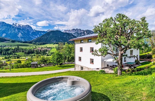 Oberhaus Apartment | Cosy apartment for 8 people with hot tub, WIFI, TV and patio