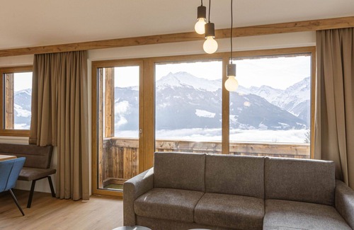 Paß Thurn Apartment | Cosy apartment for 4 people with WIFI, pool, TV and balcony