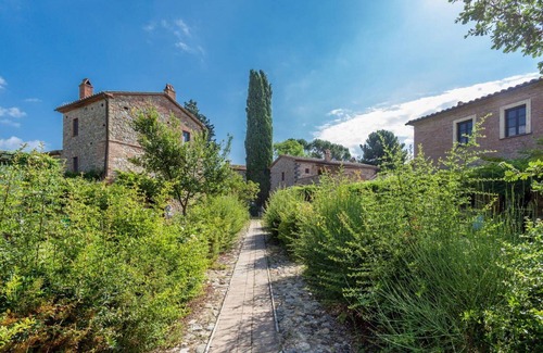 Monteleone d'Orvieto Apartment | Cosy apartment for 6 guests with WIFI, pool, TV and terrace