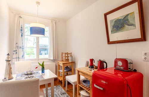 Horne Villa | Cosy apartment in villa for 3 people with WIFI, TV, patio and parking