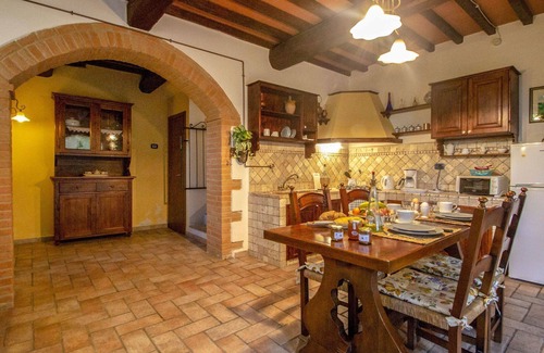 Poggiarello Villa | Cosy apartment in villa with WIFI, pool, TV, terrace and pets allowed, close to San Gimignano