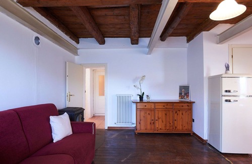 Bellano House | Cosy apartment in villa for 6 guests with WIFI, TV, patio and pets allowed