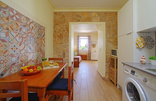 Mem Moniz House | Cosy apartment in villa for 3 people with A/C, pool, WIFI, TV, terrace and parking