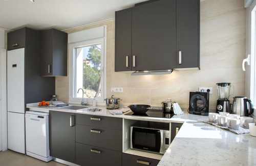 Alcalali Villa | Cosy apartment in villa with private pool, A/C, WIFI, TV, patio, pets allowed and panoramic view