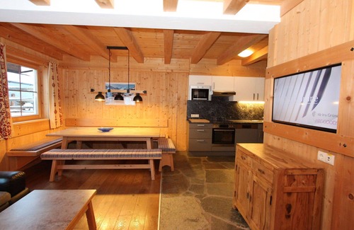 Tux House | Cosy apartment in villa for 9 guests with WIFI, TV, terrace and parking