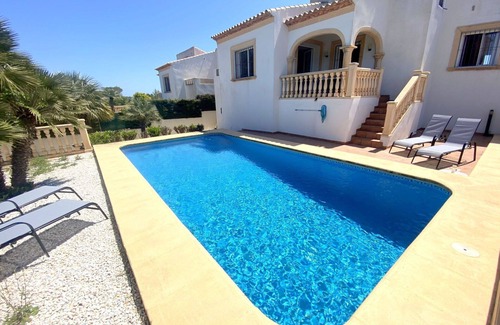 Costa Nova House | Cosy apartment in villa for 4 people with WIFI, private pool, A/C, TV, terrace and pets allowed