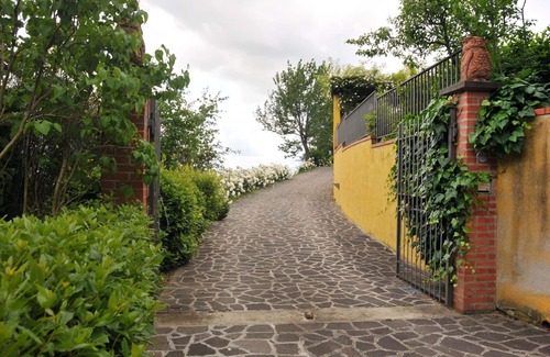 Gattaia Villa | Cosy apartment in villa for 2 people with WIFI, pool, pets allowed, panoramic view and parking