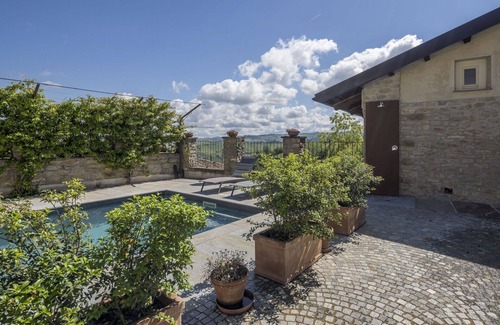 Monforte d'Alba Apartment | Cosy apartment for 4 people with WIFI, pool and TV, close to Alba