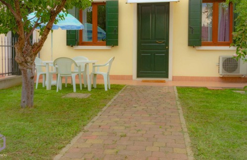 Montagnana Apartment | Cosy Apartment “Le Cà De Boron Jasmine Apartment” near Historical Centre with Wi-Fi & Garden; Parking Available