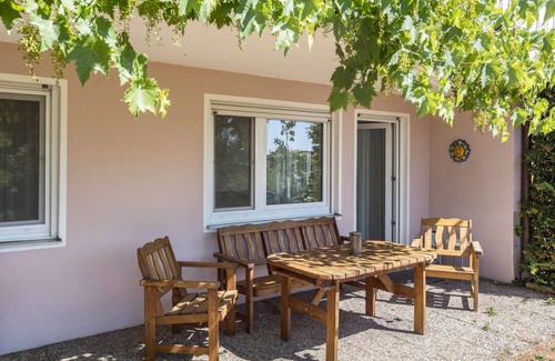 Gaienhofen Apartment | Cosy Apartment “Rosengarten” close to Lake Constance with Wi-Fi, Terrace & Garden