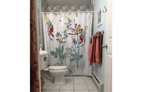 College Cabin | Cosy Artist Retreat for 2 - private tiny house with access to full, private bath