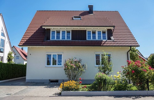 Eriskirch Apartment | Cosy Attic Apartment “Haus Sonnenschein” with Wi-Fi, Terrace & Garden