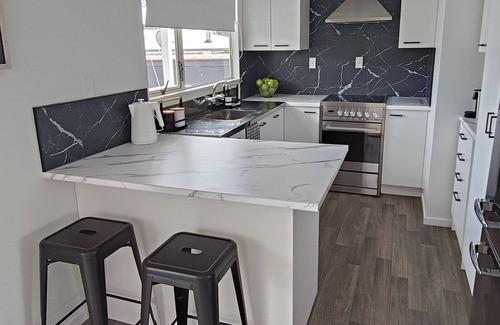 Mount Maunganui Cottage | Cosy Beach Bach, near stunning Omanu beach, shops & cinemas.