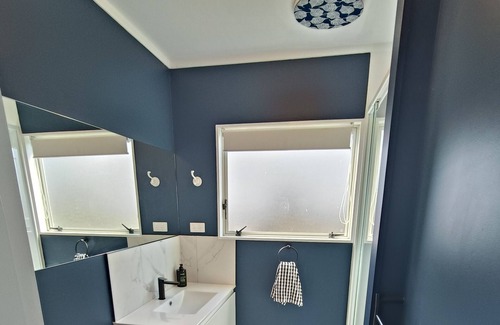 Mount Maunganui Cottage | Cosy Beach Bach, near stunning Omanu beach, shops & cinemas.