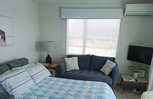 Mount Maunganui Cottage | Cosy Beach Bach, near stunning Omanu beach, shops & cinemas.