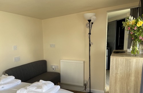 Kingsbridge Cabin | Cosy Cabin for two with Countryside Views, near Kingsbridge and Salcombe
