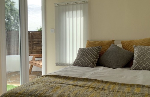 Kingsbridge Cabin | Cosy Cabin for two with Countryside Views, near Kingsbridge and Salcombe