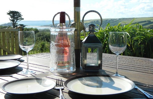Thurlestone House | Cosy Coastal Getaway, Thurlestone. Garden. Beaches. Log Burner. Dog Friendly