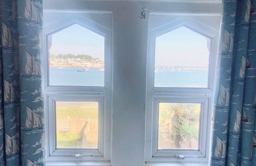 East Cowes House | Cosy Coastguard Cottage right next to the sea