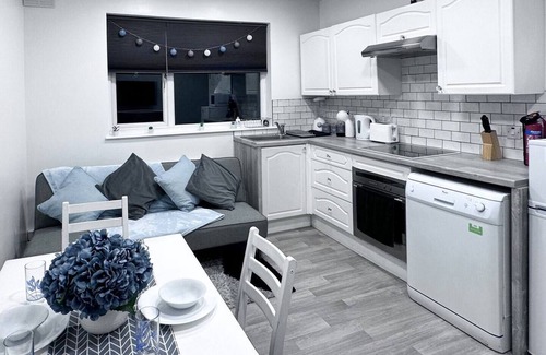 Enfield Highway Apartment | Cosy Contemporary Apartment - Brimsdown, Enfield