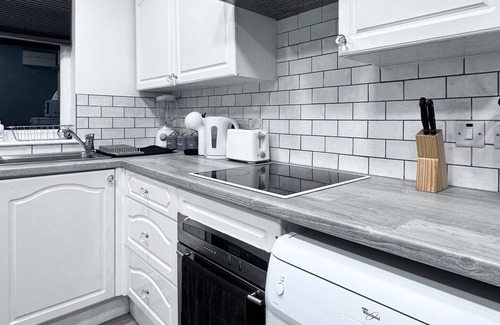 Enfield Highway Apartment | Cosy Contemporary Apartment - Brimsdown, Enfield