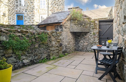 Dolgellau Cottage | Cosy cottage for two, dog friendly with log burner