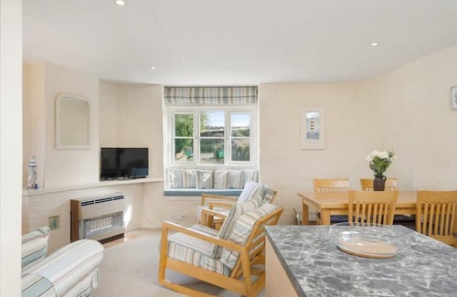 Chillington Apartment | Cosy Cottage Huge Garden w Lake BBQs & Seating