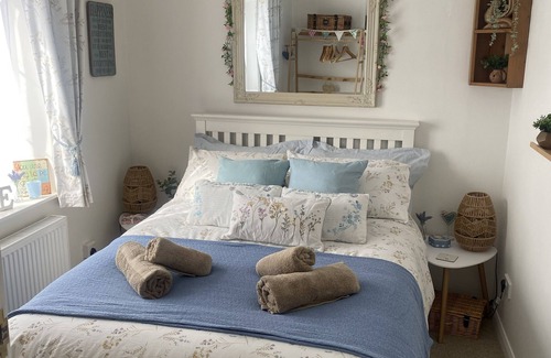 Chard House | Cosy cottage is an Idyllic place to stay