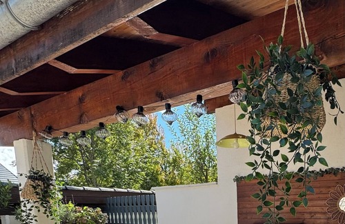 Mercury House | Cosy country house with mountain views.