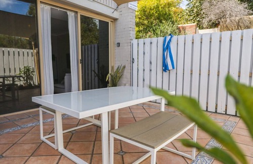 Fremantle Apartment | Cosy Courtyard Fremantle/Central, parking, smartTV
