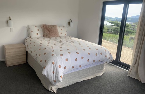 Diamond Harbour House | Cosy & Cute Holiday Home with Harbour View