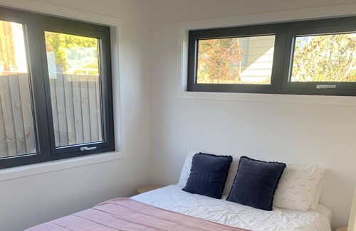 Diamond Harbour House | Cosy & Cute Holiday Home with Harbour View