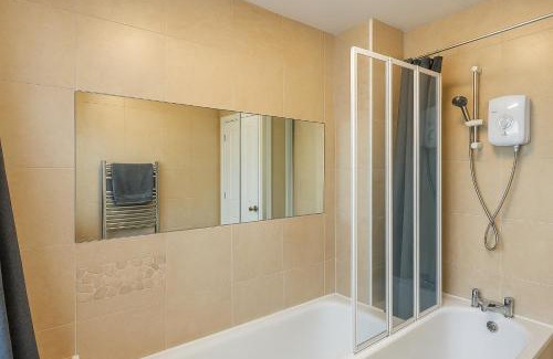 Marlborough House | Cosy Double Room in Harrow & Wealdstone - Desk,Fast Free Wi-Fi,Near Station - 15 mins by train to Wembley Central & Euston