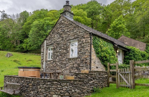 Graythwaite Cottage | Cosy Dove Cottage with Woodfired Hot tub