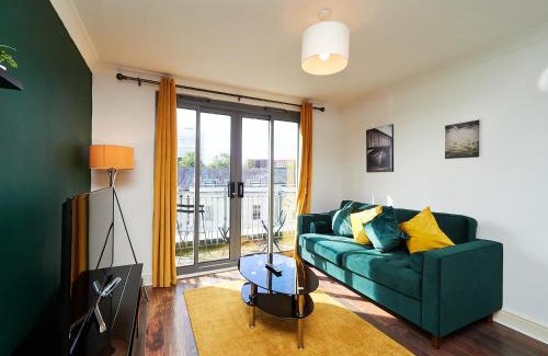 The Westside Apartment | Cosy Emerald Suite - Two Story Duplex Apartment - Balcony - Contractors - Family - City Centre - Broadway Plaza - Five Ways - Sleeps 6