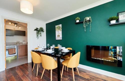 The Westside Apartment | Cosy Emerald Suite - Two Story Duplex Apartment - Balcony - Contractors - Family - City Centre - Broadway Plaza - Five Ways - Sleeps 6