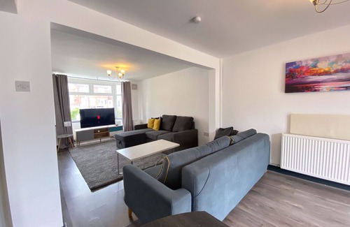Great Barr House | Cosy Family Home - Perfect for groups working away HS2 close to the City Centre