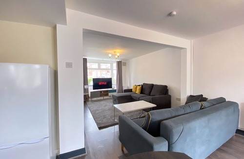 Great Barr House | Cosy Family Home - Perfect for groups working away HS2 close to the City Centre